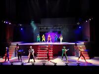 ナンバーワン戦隊ゴジュウジャー（手前）と５０年ぶりに５人そろってヒーローショーに登場した秘密戦隊ゴレンジャー