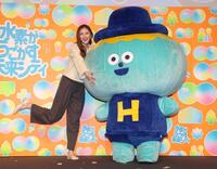 ポーズをとるゆうちゃみ（左）とスイソン（撮影・石井剣太郎）