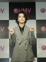 ２０２６年版カレンダー発売記念イベントで「もうすぐ３０歳」のポーズをする俳優の飯島寛騎