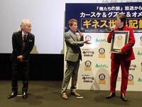 「俺たちの旅」がギネス世界記録に認定され喜ぶ（左から）秋野太作、田中健、中村雅俊＝東京・１０９シネマズ二子玉川