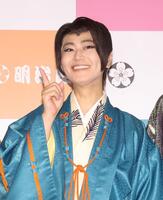 ポーズをとる氷川きよし（撮影・石井剣太郎）