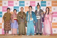 ポーズをとる（左から）山崎樹範、島崎和歌子、石倉三郎、氷川きよし、丸山智己、上野なつひ（撮影・石井剣太郎）