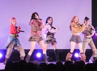 パフォーマンスで盛り上げるＭＹＥＲＡ