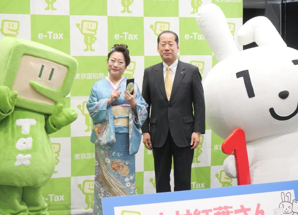 撮影に応じた（左から）イータ君、山村紅葉、馬場光徳麹町税務署長、マイナちゃん