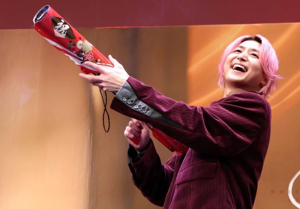 祝砲バズーカを手にする佐久間