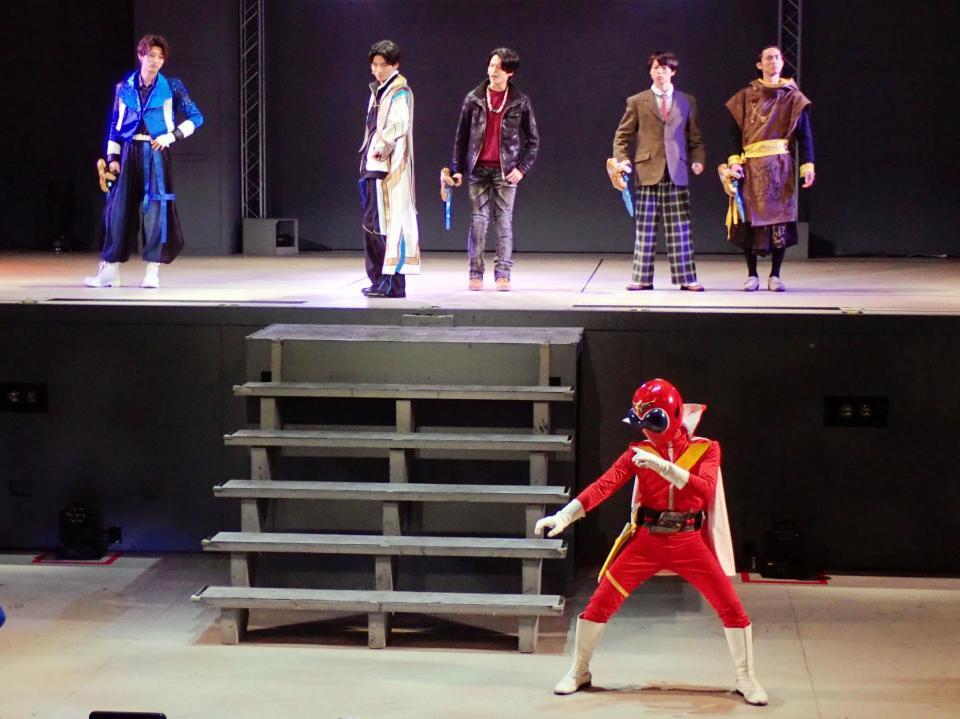 秘密戦隊ゴレンジャーのアカレンジャー（手前）とナンバーワン戦隊ゴジュウジャー（左から鈴木秀脩、木村魁希、冬野心央、松本仁、神田聖司）