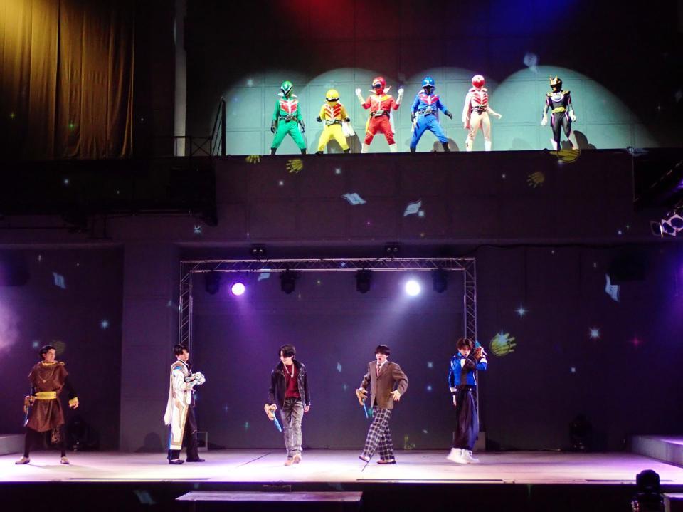 秘密戦隊ゴレンジャー（上）とナンバーワン戦隊ゴジュウジャー（下。左から神田聖司、木村魁希、冬野心央、松本仁、鈴木秀脩）