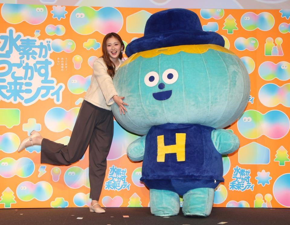 ポーズをとるゆうちゃみ（左）とスイソン（撮影・石井剣太郎）