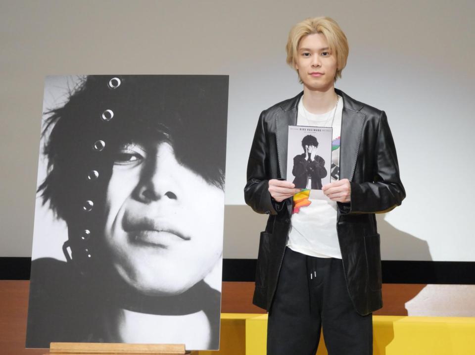 カレンダーをアピールする萩原利久