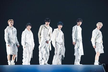 ＮＣＴ　ＷＩＳＨの（左から）ユウシ、リョウ、シオン、ジェヒ、リク、サクヤ（撮影・田中聖太郎写真事務所）