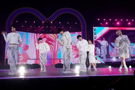 躍動する（左から）リク、ジェヒ、シオン、リョウ、ユウシ、サクヤ（撮影・田中聖太郎写真事務所）