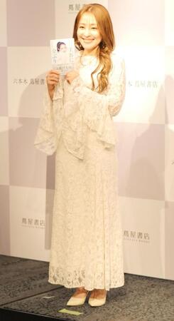 著書をアピールする大沢あかね