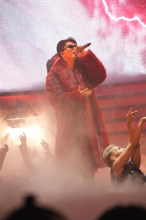 　３年半ぶりのソロ公演で熱くパフォーマンスしたØＭＩ