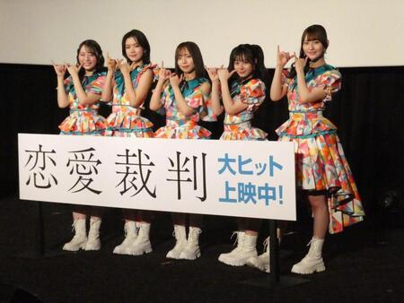 　撮影に応じる（左から）今村美月、小川未祐、齊藤京子、仲村悠菜、桜ひなの