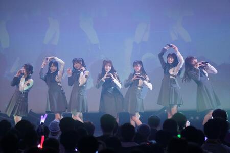 熱いパフォーマンスを披露するＲａｉｎ　Ｔｒｅｅ©ＯＶＥＲＳＥ／ＫＩＮＧ　ＲＥＣＯＲＤＳ