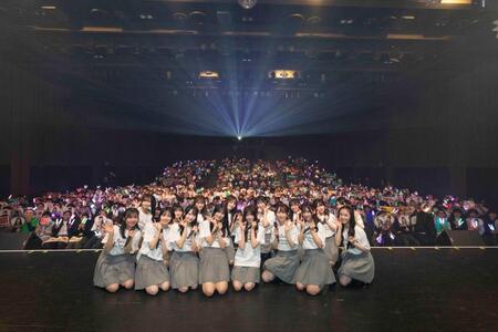 ファンと記念撮影するＲａｉｎ　Ｔｒｅｅ©ＯＶＥＲＳＥ／ＫＩＮＧ　ＲＥＣＯＲＤＳ