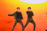 ステージで躍動するチャンミン（左）とユンホ（撮影・田中聖太郎写真事務所）