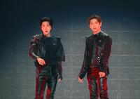 躍動するユンホ（左）、チャンミン（撮影・田中聖太郎写真事務所）