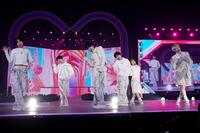 躍動する（左から）リク、ジェヒ、シオン、リョウ、ユウシ、サクヤ（撮影・田中聖太郎写真事務所）