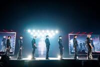 ＮＣＴ　ＤＲＥＡＭの（左から）ロンジュン、チョンロ、マーク、ジェノ、ジェミン、へチャン、チソン（撮影・田中聖太郎写真事務所）