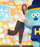 　かわいらしくポーズを決める、ゆうちゃみ（撮影・石井剣太郎）