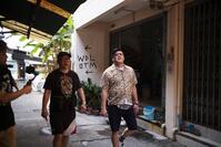 ロケを行うケンドーコバヤシ（左）とくっきー！