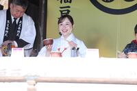 福豆つかみに挑戦する宇賀神メグアナ（撮影・金田祐二）