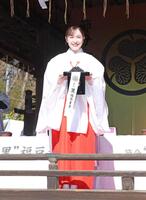 黒豆を手に笑顔の宇賀神メグアナ（撮影・金田祐二）