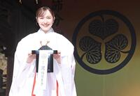 黒豆を手に笑顔の宇賀神メグアナ（撮影・金田祐二）