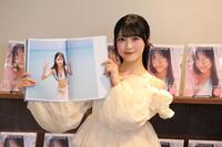 お気に入りカットを見せるＡＫＢ４８の佐藤綺星