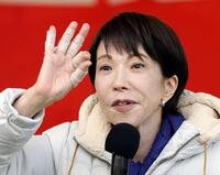 　右手の指にテーピングを巻いて街頭演説する自民党総裁の高市首相