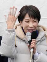 街頭演説で、テーピングした右手の指を見せる自民党総裁の高市首相＝１日午後