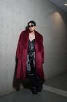 　本番前にステージ裏でポーズを決めたØＭＩ