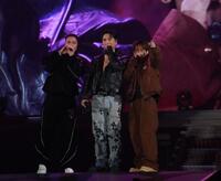 ＳＷＡＹ（左）とＮＡＯＴＯ（右）とコラボするØＭＩ