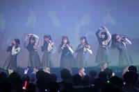 熱いパフォーマンスを披露するＲａｉｎ　Ｔｒｅｅ©ＯＶＥＲＳＥ／ＫＩＮＧ　ＲＥＣＯＲＤＳ