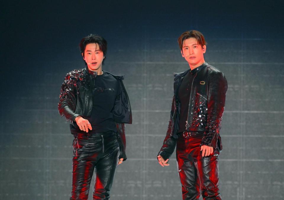 躍動するユンホ（左）、チャンミン（撮影・田中聖太郎写真事務所）