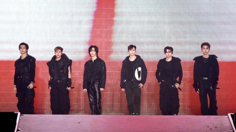 ＲＩＩＺＥの（左から）アントン、ソヒ、ウォンビン、ウンソク、ショウタロウ、ソンチャン（撮影・田中聖太郎写真事務所）