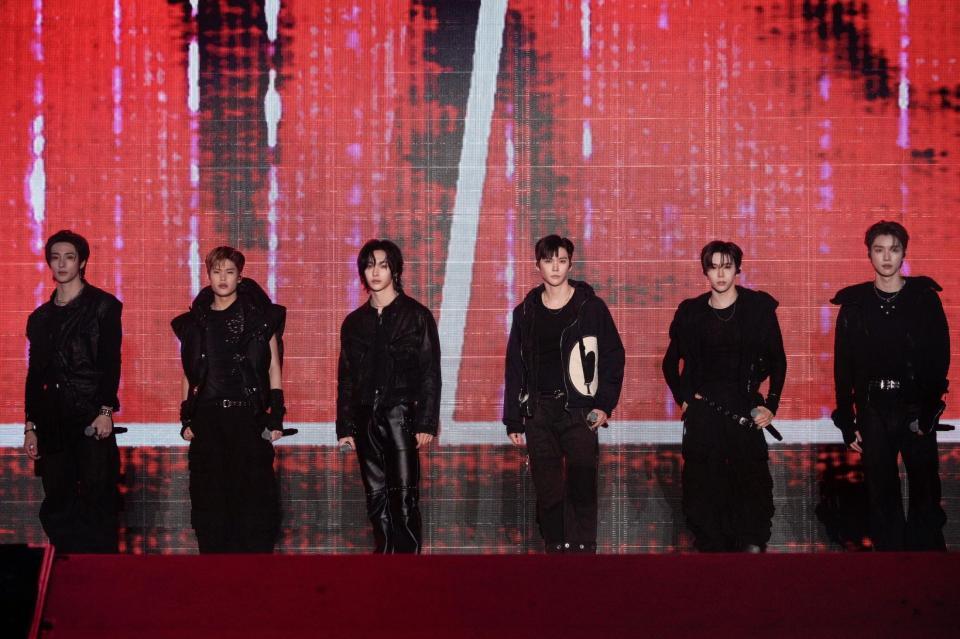 （左から）アントン、ソヒ、ウォンビン、ウンソク、ショウタロウ、ソンチャン（撮影・田中聖太郎写真事務所）