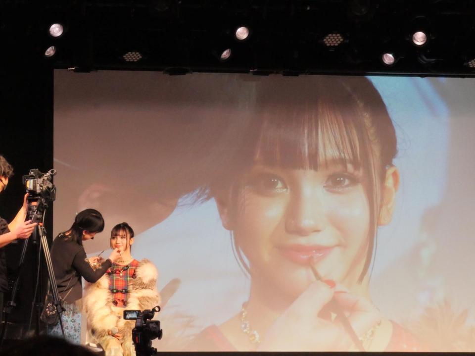 メイクデモンストレーションを行ったＭＹＥＲＡのＨｉｍｅｎａ