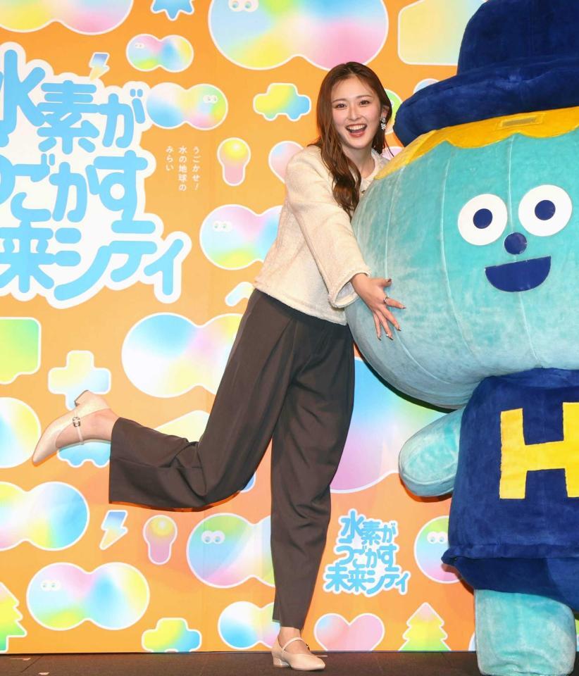 　かわいらしくポーズを決める、ゆうちゃみ（撮影・石井剣太郎）