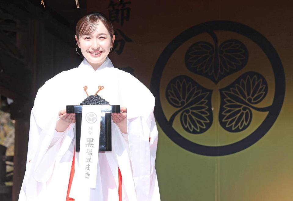 黒豆を手に笑顔の宇賀神メグアナ（撮影・金田祐二）