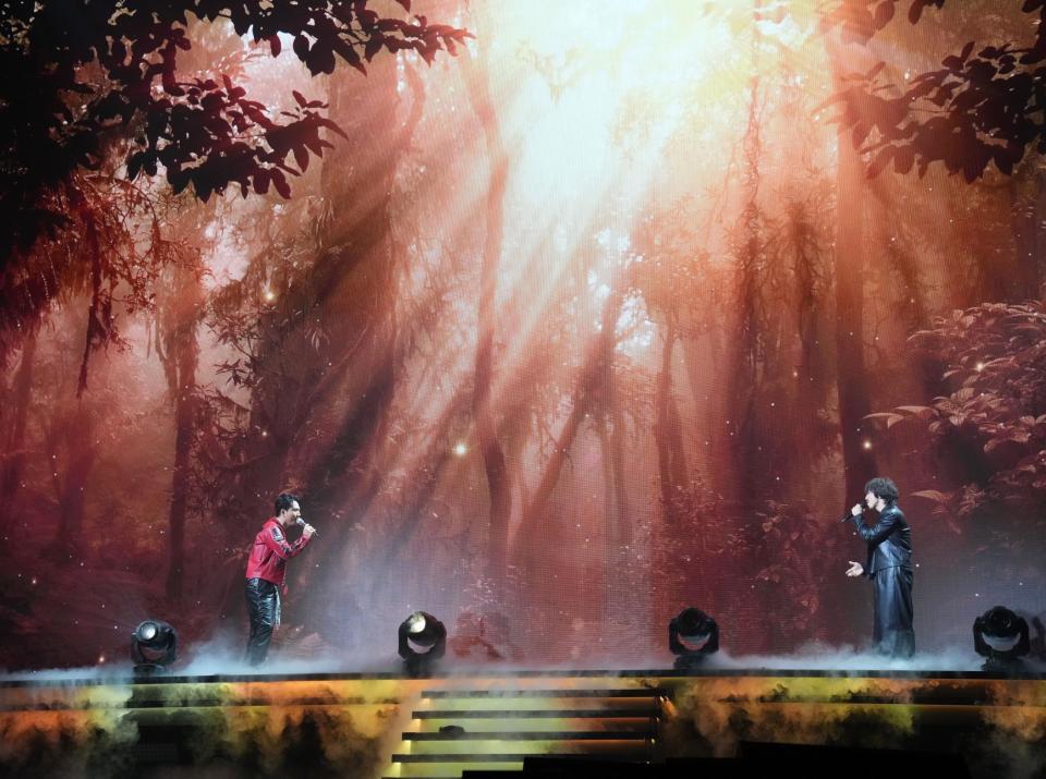 三浦大知（右）とコラボしたØＭＩ