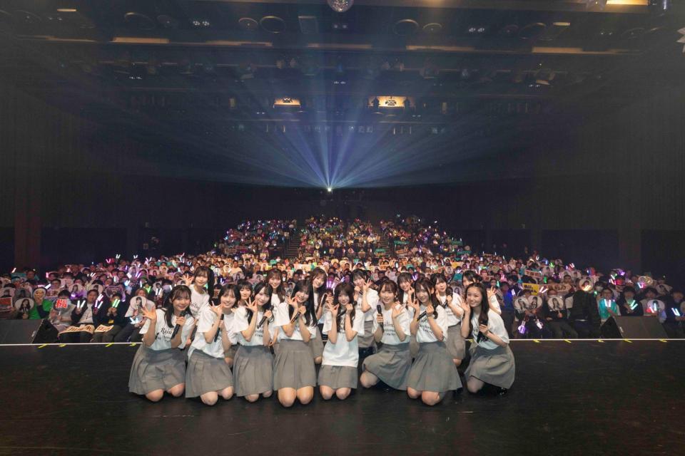 ファンと記念撮影するＲａｉｎ　Ｔｒｅｅ©ＯＶＥＲＳＥ／ＫＩＮＧ　ＲＥＣＯＲＤＳ