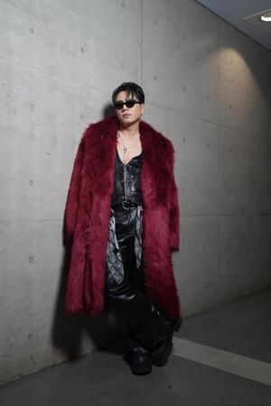 　本番前にステージ裏でポーズを決めたØＭＩ