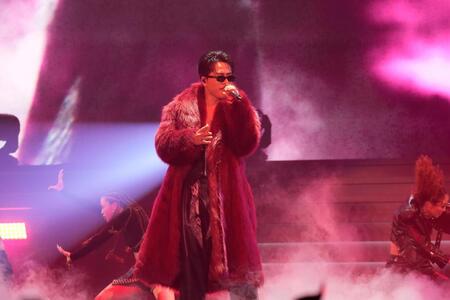 　３年半ぶりのソロ公演で熱くパフォーマンスしたØＭＩ
