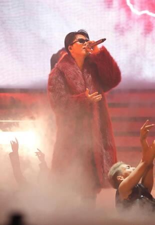 　３年半ぶりのソロ公演で熱くパフォーマンスしたØＭＩ