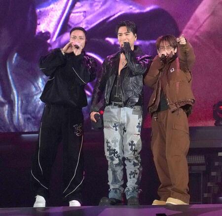 　ＳＷＡＹ（左）とＮＡＯＴＯ（右）とコラボするØＭＩ