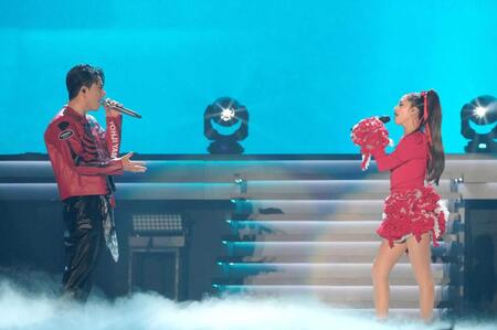 　ＢＥＮＩ（右）とコラボしたØＭＩ