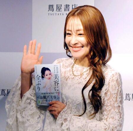 　著書をＰＲする大沢あかね