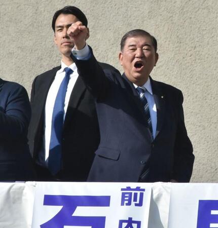 応援演説に入った石破茂前首相（左から２人目）